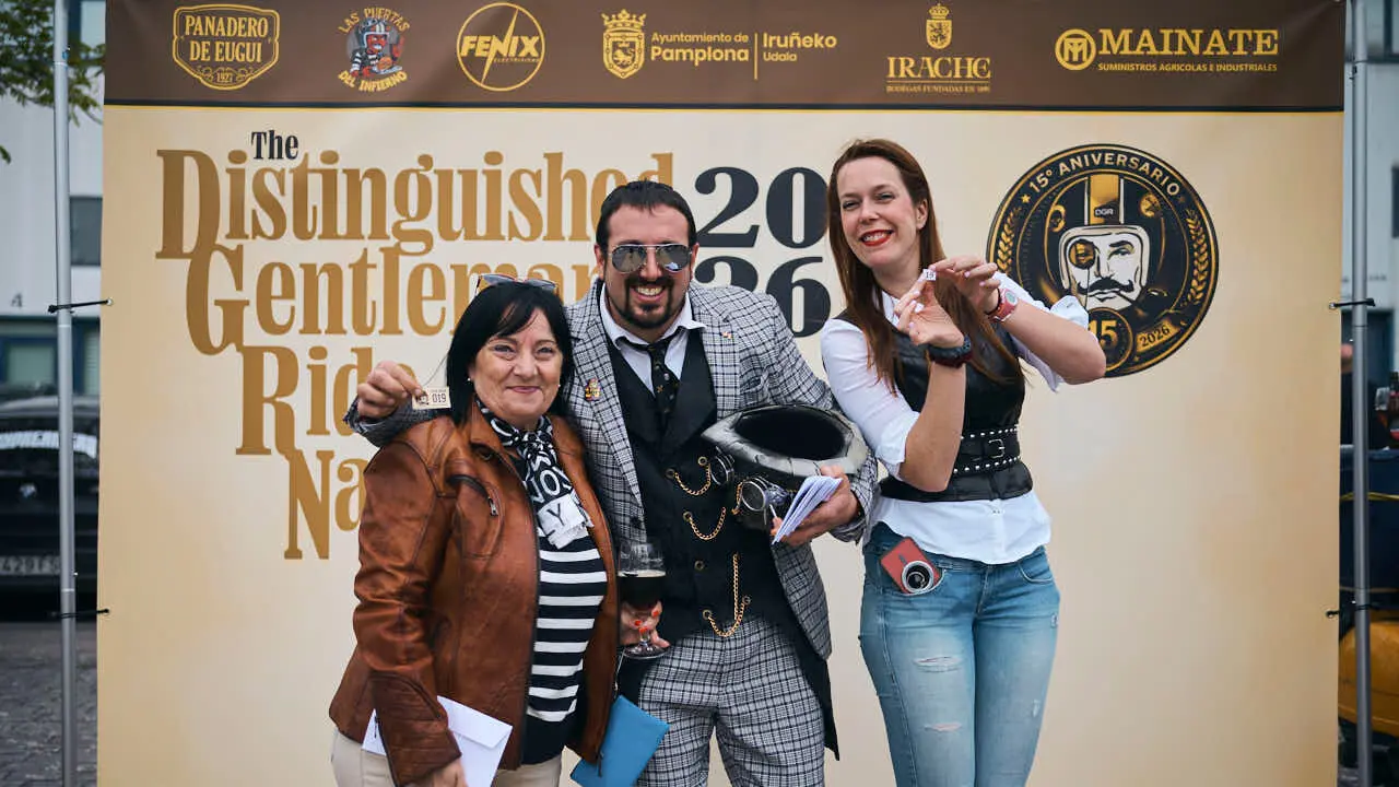 Participantes de la Distinguished Gentleman&rsquo;s Ride recorren Pamplona con sus motos cl&aacute;sicas y vestimenta elegante en una jornada solidaria por la salud masculina. PABLO LASAOSA
