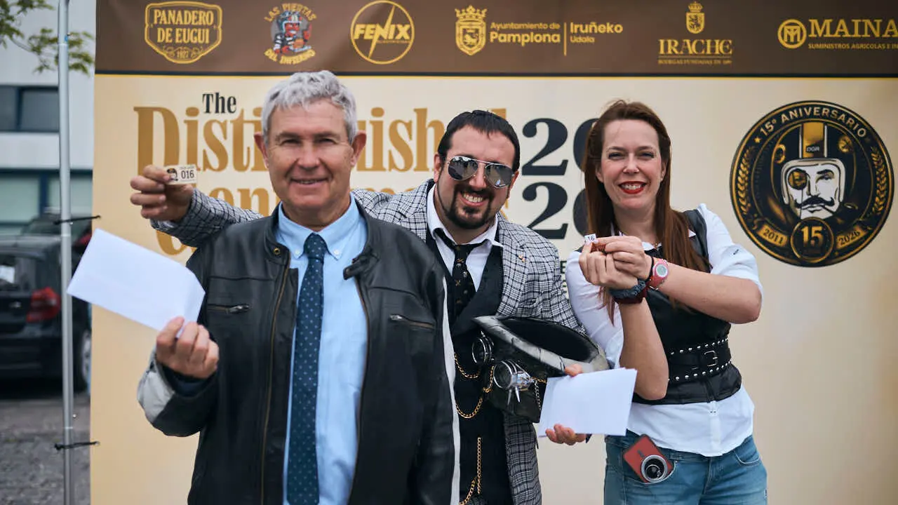 Participantes de la Distinguished Gentleman&rsquo;s Ride recorren Pamplona con sus motos cl&aacute;sicas y vestimenta elegante en una jornada solidaria por la salud masculina. PABLO LASAOSA
