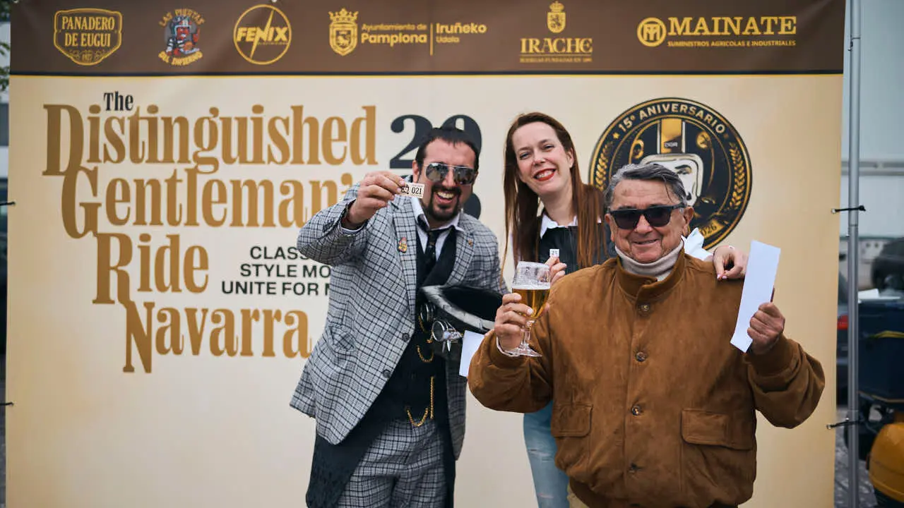 Participantes de la Distinguished Gentleman&rsquo;s Ride recorren Pamplona con sus motos cl&aacute;sicas y vestimenta elegante en una jornada solidaria por la salud masculina. PABLO LASAOSA