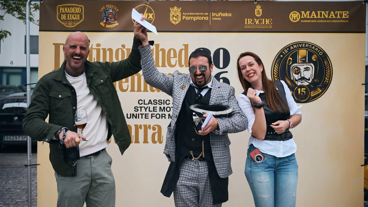 Participantes de la Distinguished Gentleman&rsquo;s Ride recorren Pamplona con sus motos cl&aacute;sicas y vestimenta elegante en una jornada solidaria por la salud masculina. PABLO LASAOSA