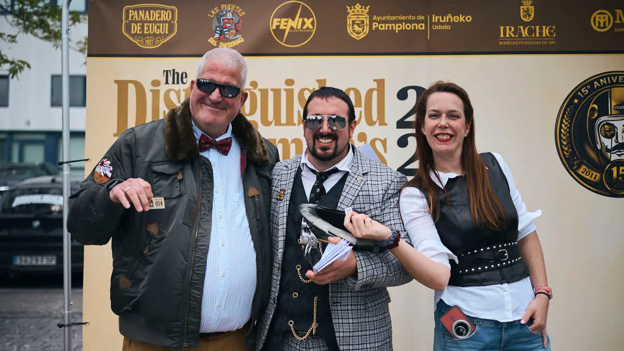 Participantes de la Distinguished Gentleman&rsquo;s Ride recorren Pamplona con sus motos cl&aacute;sicas y vestimenta elegante en una jornada solidaria por la salud masculina. PABLO LASAOSA