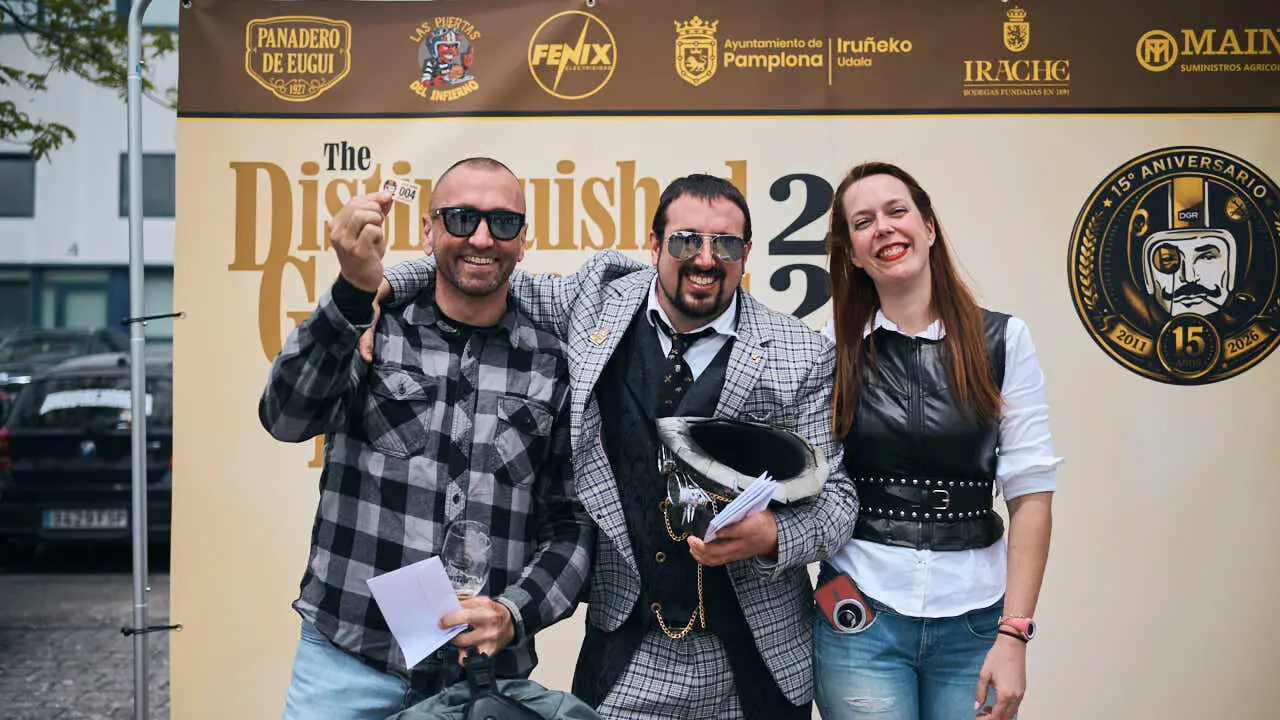 Participantes de la Distinguished Gentleman&rsquo;s Ride recorren Pamplona con sus motos cl&aacute;sicas y vestimenta elegante en una jornada solidaria por la salud masculina. PABLO LASAOSA