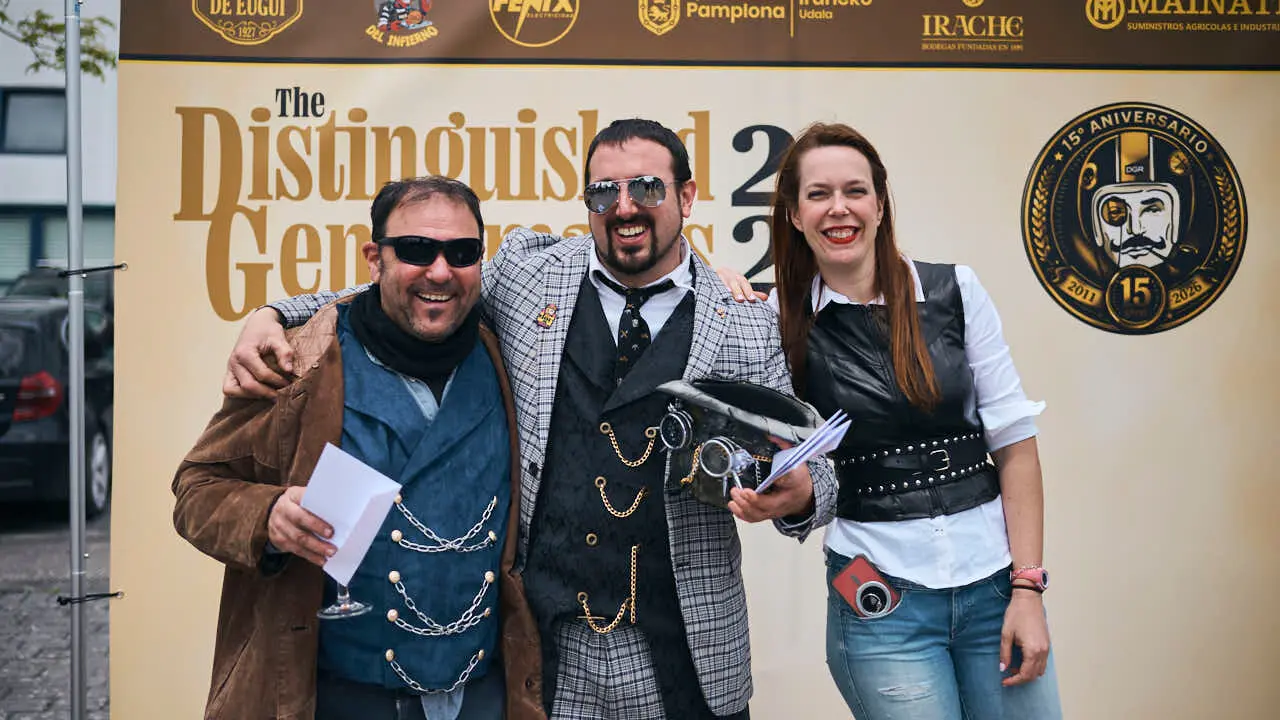 Participantes de la Distinguished Gentleman&rsquo;s Ride recorren Pamplona con sus motos cl&aacute;sicas y vestimenta elegante en una jornada solidaria por la salud masculina. PABLO LASAOSA
