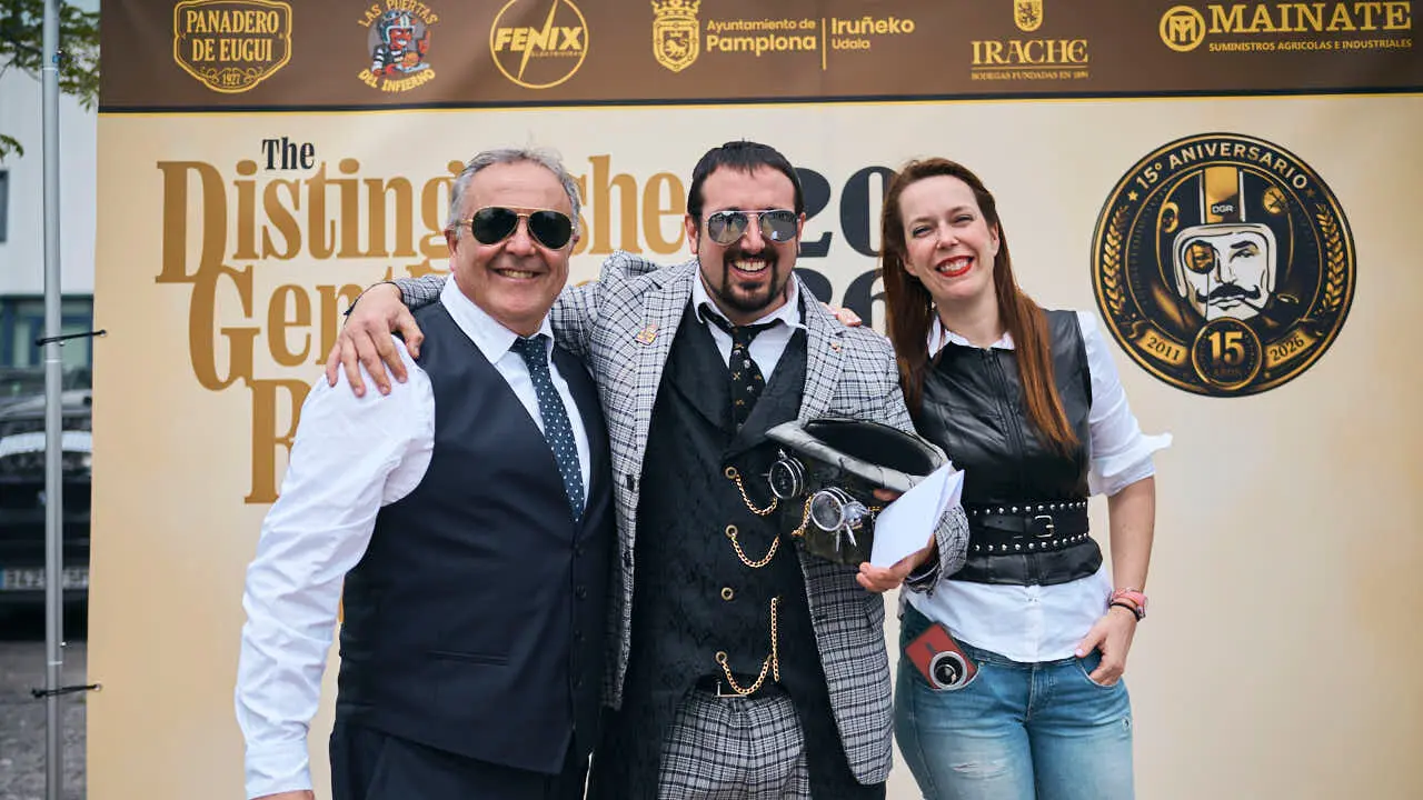 Participantes de la Distinguished Gentleman&rsquo;s Ride recorren Pamplona con sus motos cl&aacute;sicas y vestimenta elegante en una jornada solidaria por la salud masculina. PABLO LASAOSA