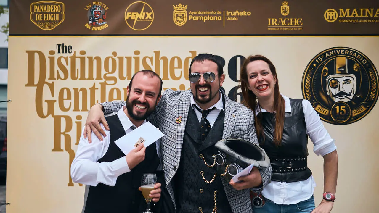 Participantes de la Distinguished Gentleman&rsquo;s Ride recorren Pamplona con sus motos cl&aacute;sicas y vestimenta elegante en una jornada solidaria por la salud masculina. PABLO LASAOSA