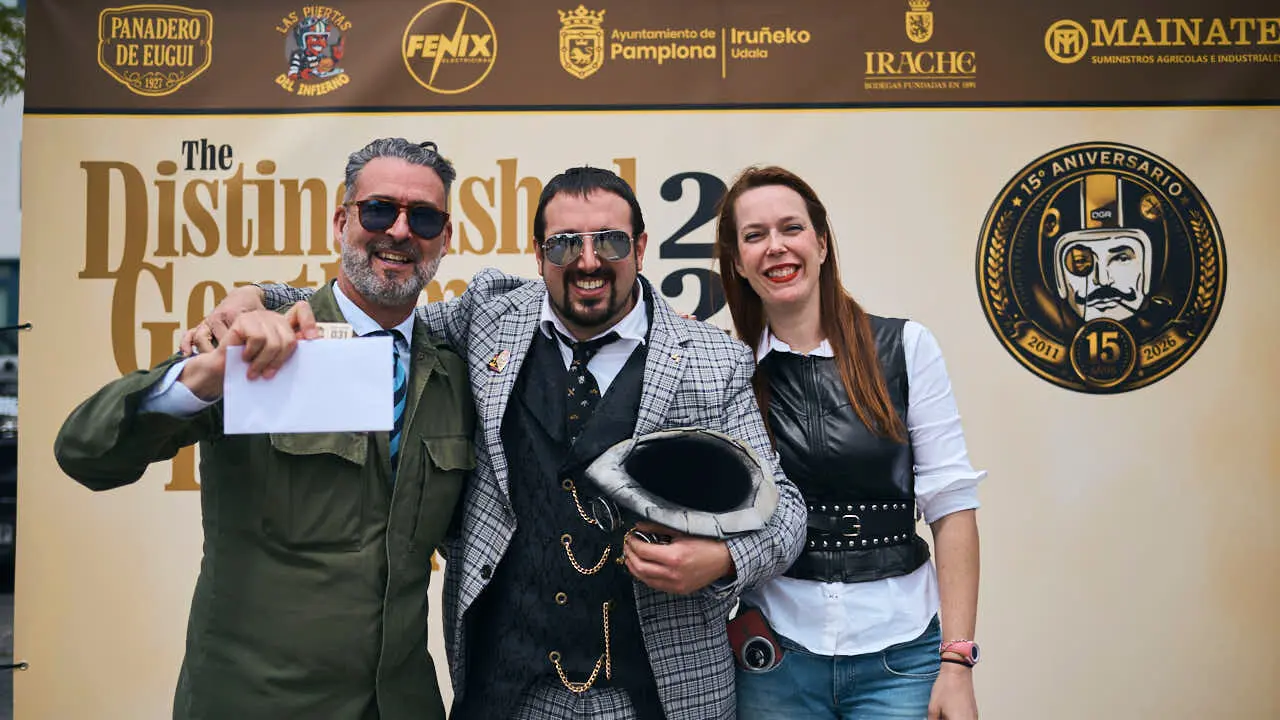 Participantes de la Distinguished Gentleman&rsquo;s Ride recorren Pamplona con sus motos cl&aacute;sicas y vestimenta elegante en una jornada solidaria por la salud masculina. PABLO LASAOSA