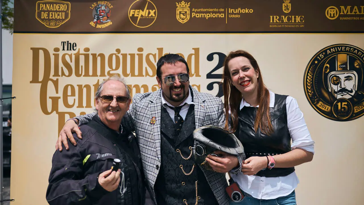 Participantes de la Distinguished Gentleman&rsquo;s Ride recorren Pamplona con sus motos cl&aacute;sicas y vestimenta elegante en una jornada solidaria por la salud masculina. PABLO LASAOSA