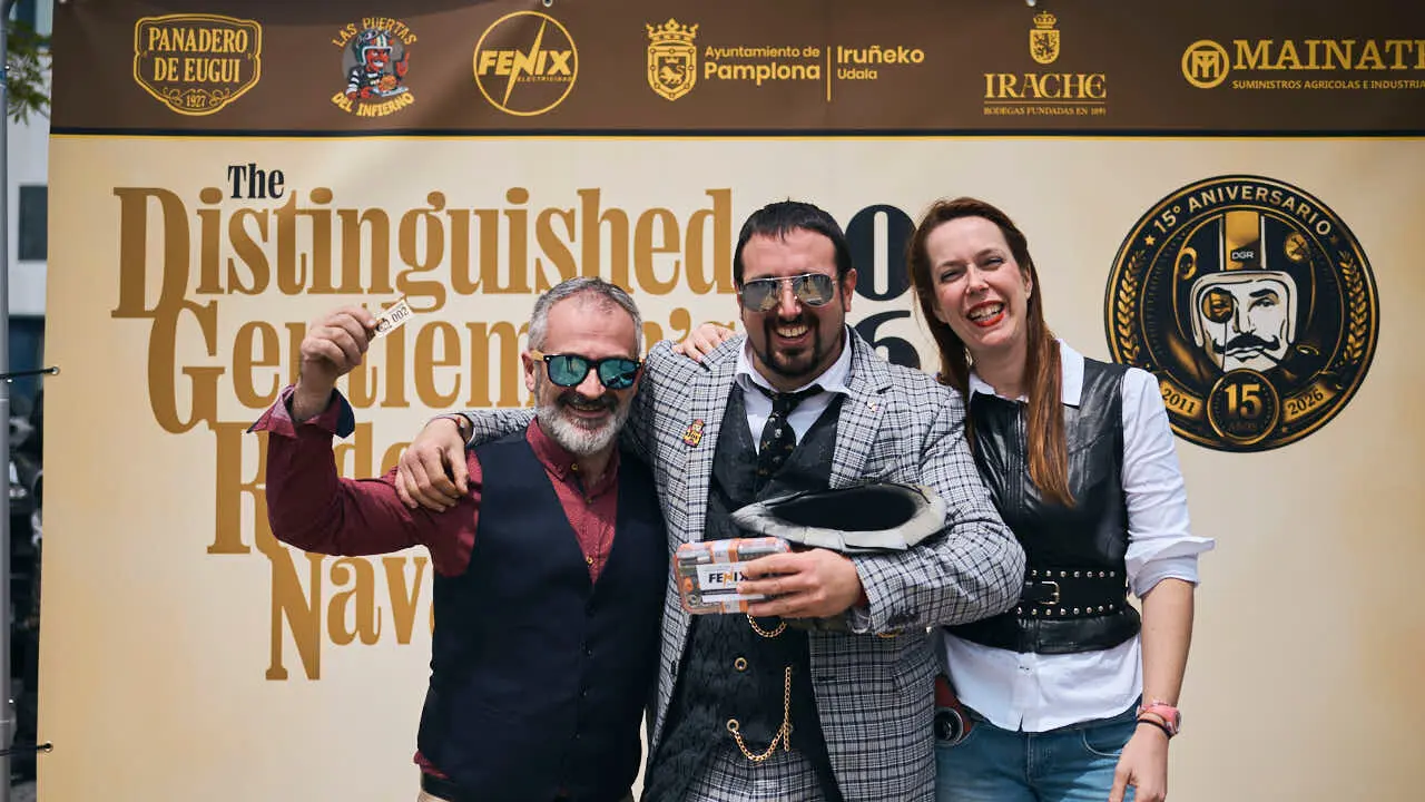 Participantes de la Distinguished Gentleman&rsquo;s Ride recorren Pamplona con sus motos cl&aacute;sicas y vestimenta elegante en una jornada solidaria por la salud masculina. PABLO LASAOSA