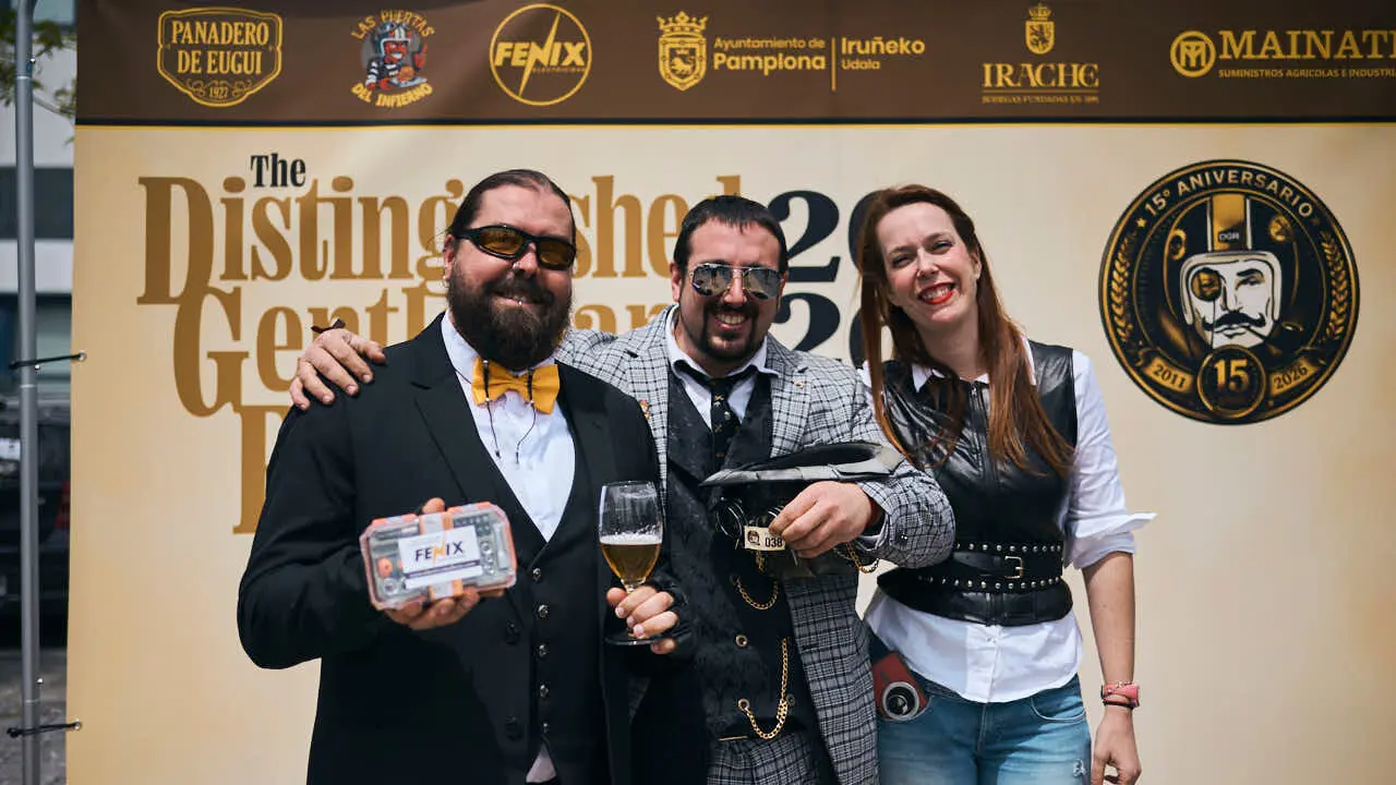 Participantes de la Distinguished Gentleman&rsquo;s Ride recorren Pamplona con sus motos cl&aacute;sicas y vestimenta elegante en una jornada solidaria por la salud masculina. PABLO LASAOSA