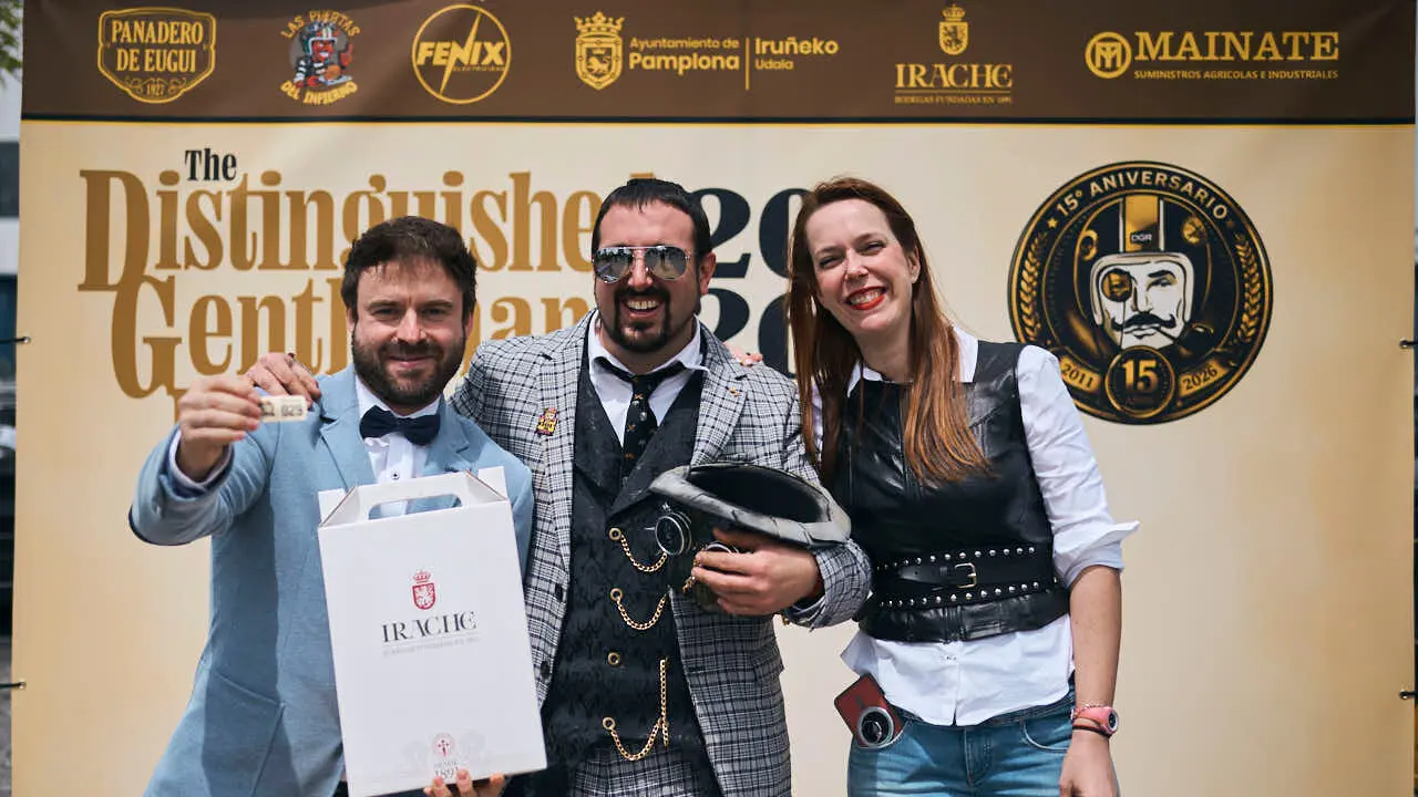 Participantes de la Distinguished Gentleman&rsquo;s Ride recorren Pamplona con sus motos cl&aacute;sicas y vestimenta elegante en una jornada solidaria por la salud masculina. PABLO LASAOSA