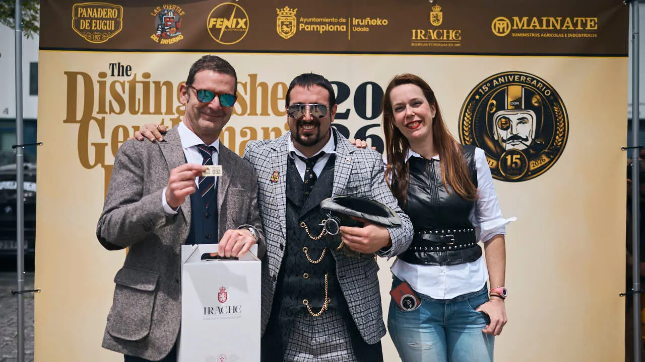 Participantes de la Distinguished Gentleman&rsquo;s Ride recorren Pamplona con sus motos cl&aacute;sicas y vestimenta elegante en una jornada solidaria por la salud masculina. PABLO LASAOSA
