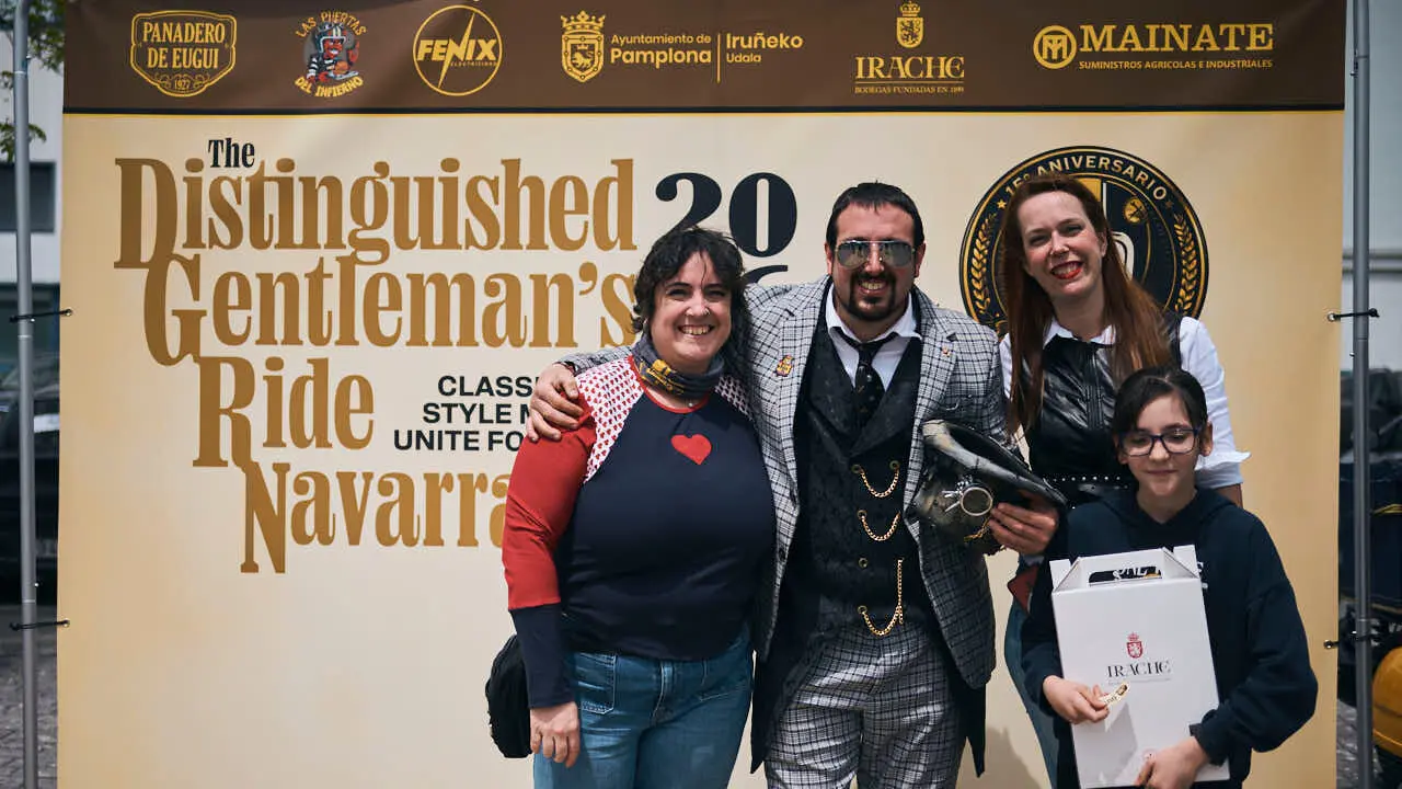 Participantes de la Distinguished Gentleman&rsquo;s Ride recorren Pamplona con sus motos cl&aacute;sicas y vestimenta elegante en una jornada solidaria por la salud masculina. PABLO LASAOSA