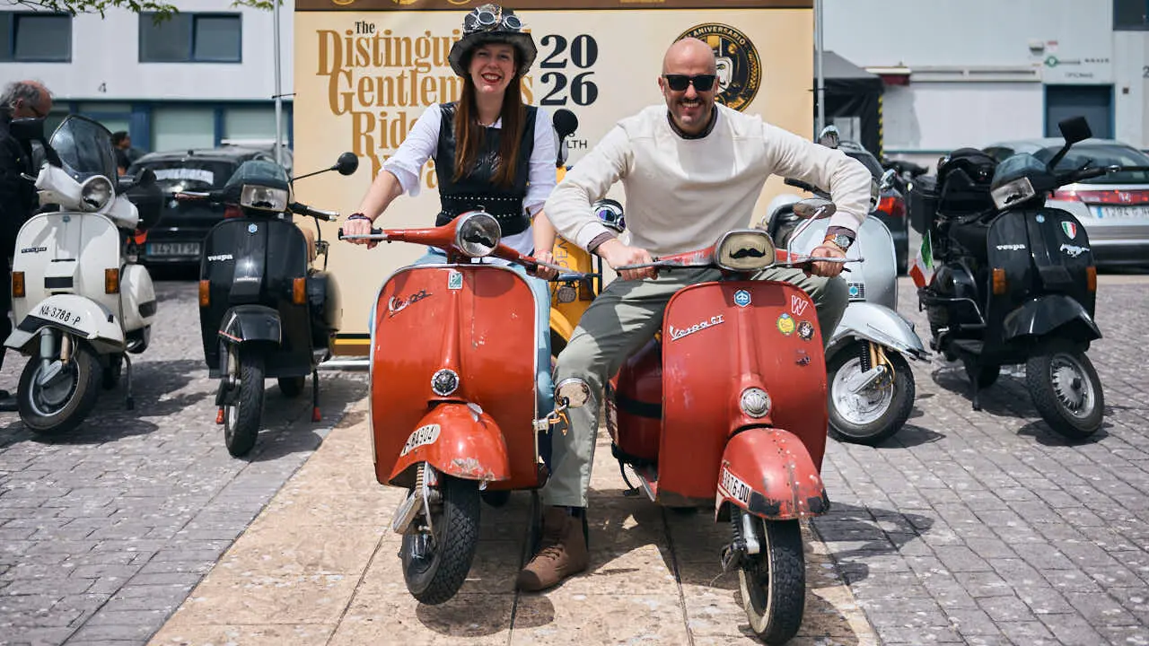 Participantes de la Distinguished Gentleman&rsquo;s Ride recorren Pamplona con sus motos cl&aacute;sicas y vestimenta elegante en una jornada solidaria por la salud masculina. PABLO LASAOSA