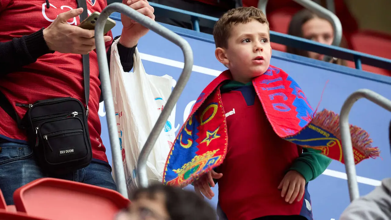 La grada del estadio de El Sadar durante el partido de La Liga EA Sports entre CA Osasuna y RCD Espanyol disputado en Pamplona. I&Ntilde;IGO ALZUGARAY