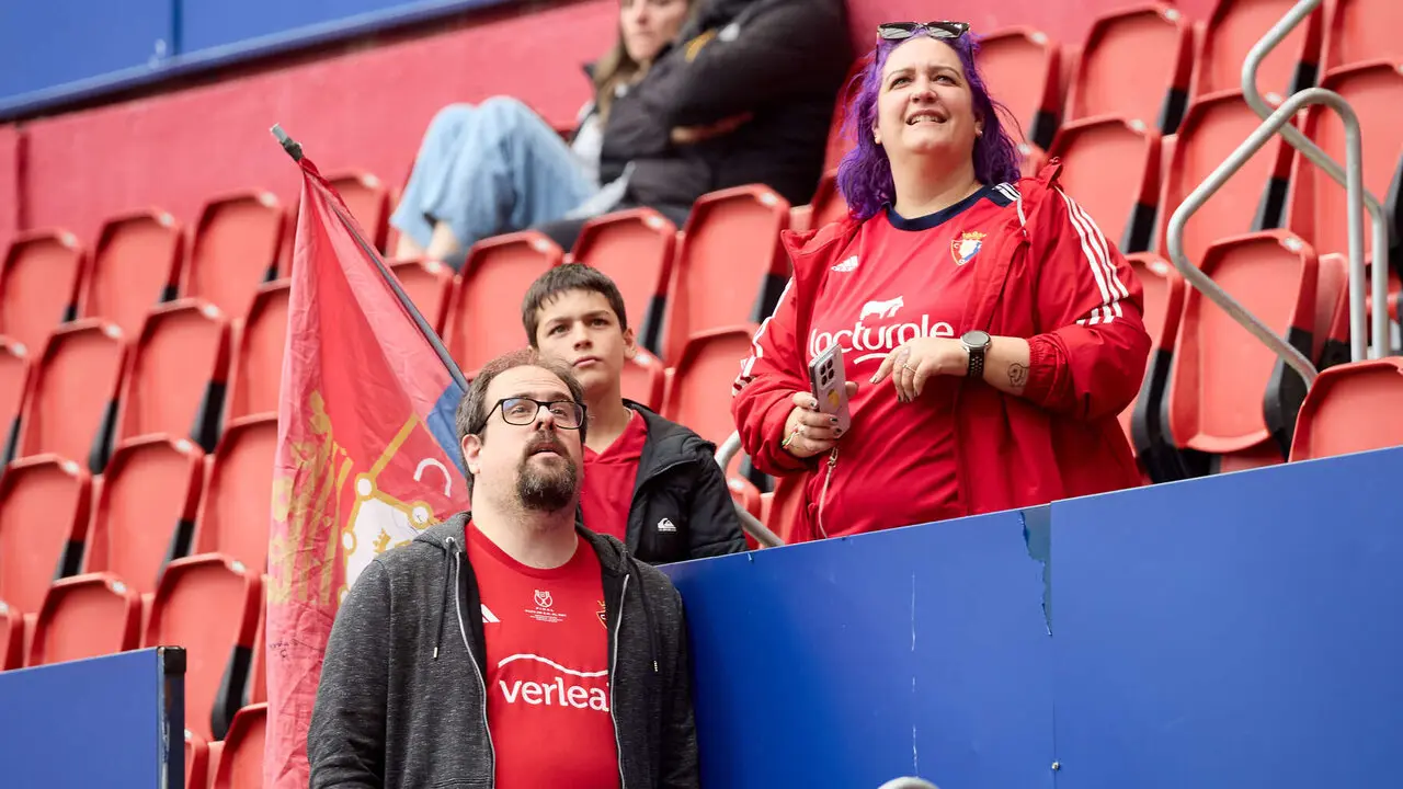 La grada del estadio de El Sadar durante el partido de La Liga EA Sports entre CA Osasuna y RCD Espanyol disputado en Pamplona. I&Ntilde;IGO ALZUGARAY