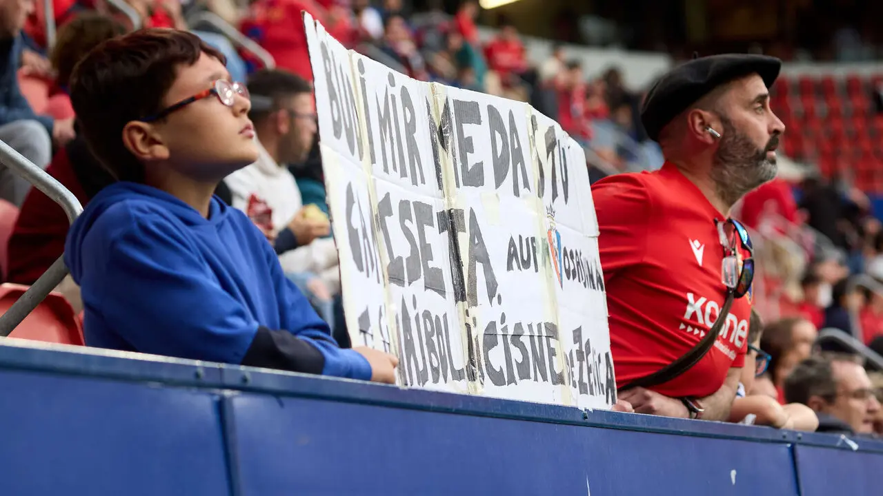 La grada del estadio de El Sadar durante el partido de La Liga EA Sports entre CA Osasuna y RCD Espanyol disputado en Pamplona. I&Ntilde;IGO ALZUGARAY