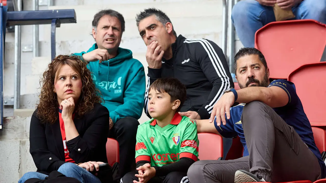 La grada del estadio de El Sadar durante el partido de La Liga EA Sports entre CA Osasuna y RCD Espanyol disputado en Pamplona. I&Ntilde;IGO ALZUGARAY