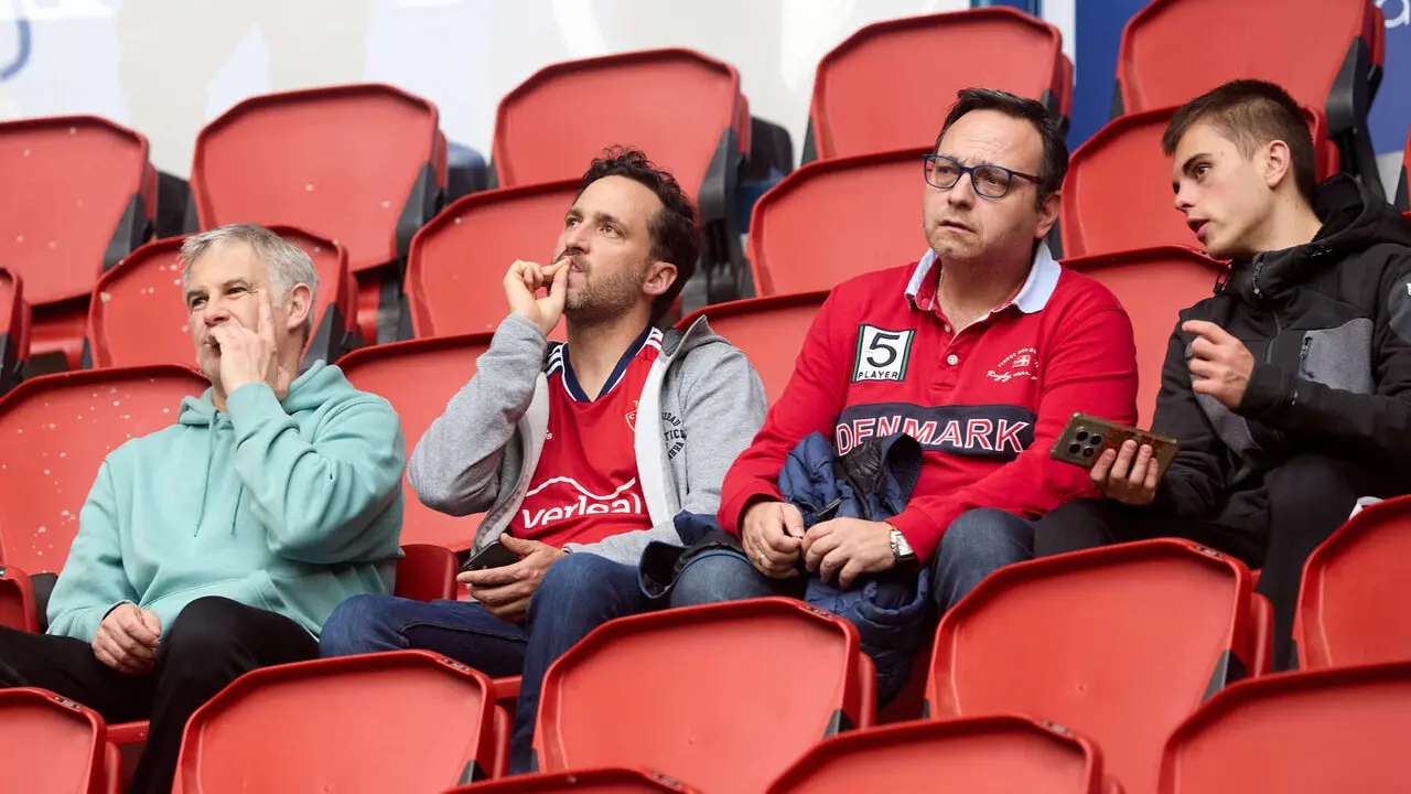 La grada del estadio de El Sadar durante el partido de La Liga EA Sports entre CA Osasuna y RCD Espanyol disputado en Pamplona. I&Ntilde;IGO ALZUGARAY