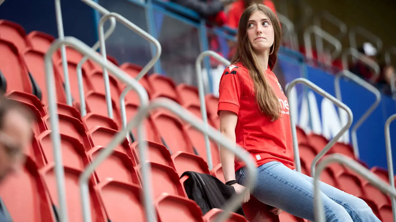 La grada del estadio de El Sadar durante el partido de La Liga EA Sports entre CA Osasuna y RCD Espanyol disputado en Pamplona. I&Ntilde;IGO ALZUGARAY