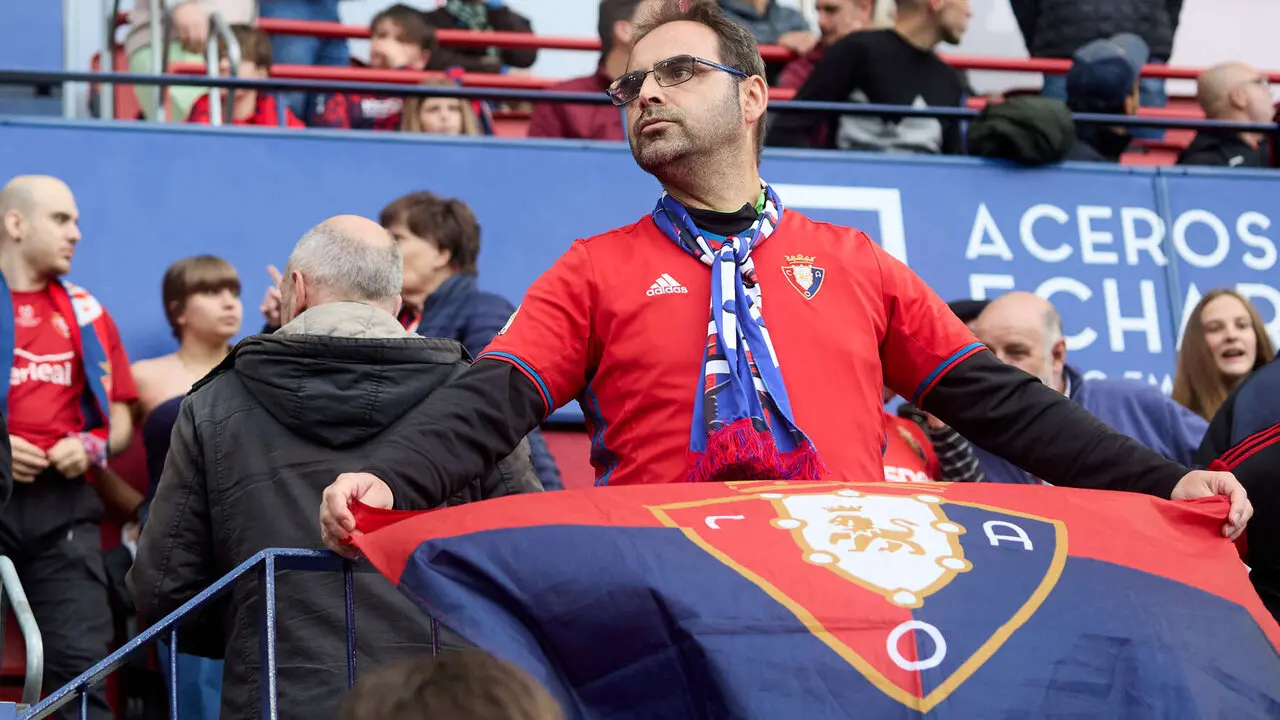 La grada del estadio de El Sadar durante el partido de La Liga EA Sports entre CA Osasuna y RCD Espanyol disputado en Pamplona. I&Ntilde;IGO ALZUGARAY