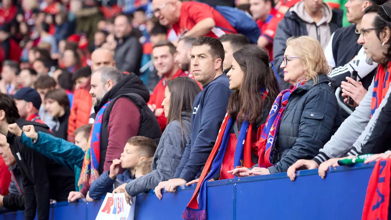 La grada del estadio de El Sadar durante el partido de La Liga EA Sports entre CA Osasuna y RCD Espanyol disputado en Pamplona. I&Ntilde;IGO ALZUGARAY