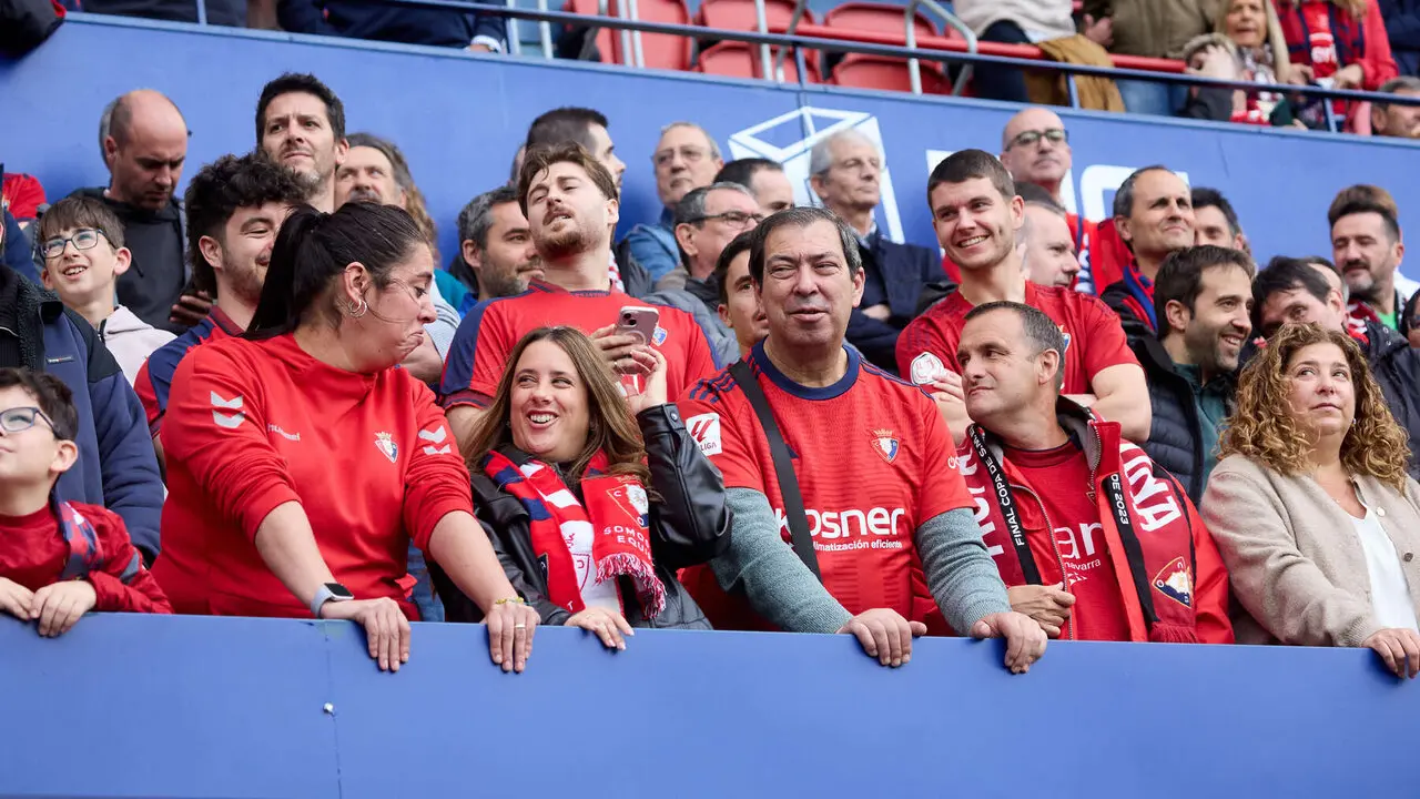 La grada del estadio de El Sadar durante el partido de La Liga EA Sports entre CA Osasuna y RCD Espanyol disputado en Pamplona. I&Ntilde;IGO ALZUGARAY