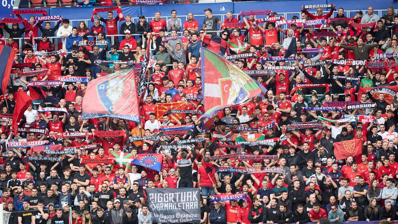 La grada del estadio de El Sadar durante el partido de La Liga EA Sports entre CA Osasuna y RCD Espanyol disputado en Pamplona. I&Ntilde;IGO ALZUGARAY