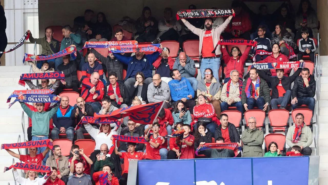 La grada del estadio de El Sadar durante el partido de La Liga EA Sports entre CA Osasuna y RCD Espanyol disputado en Pamplona. I&Ntilde;IGO ALZUGARAY