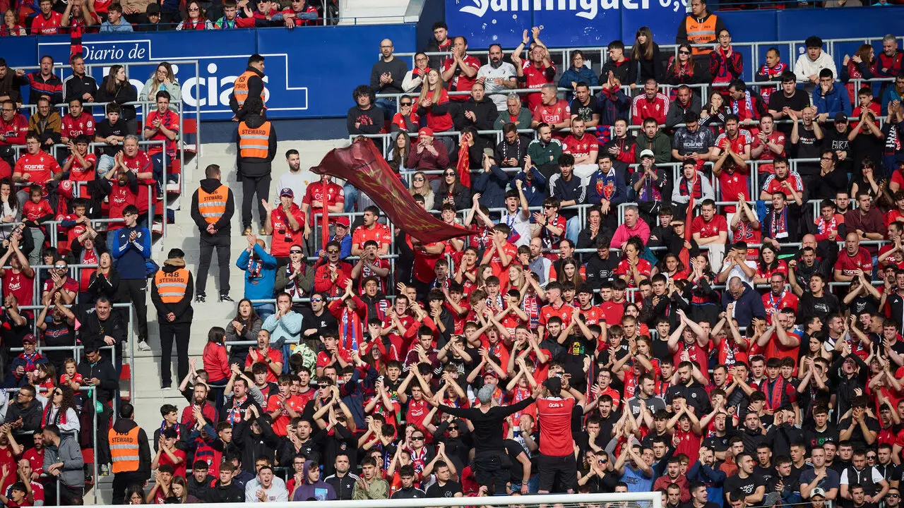 La grada del estadio de El Sadar durante el partido de La Liga EA Sports entre CA Osasuna y RCD Espanyol disputado en Pamplona. I&Ntilde;IGO ALZUGARAY
