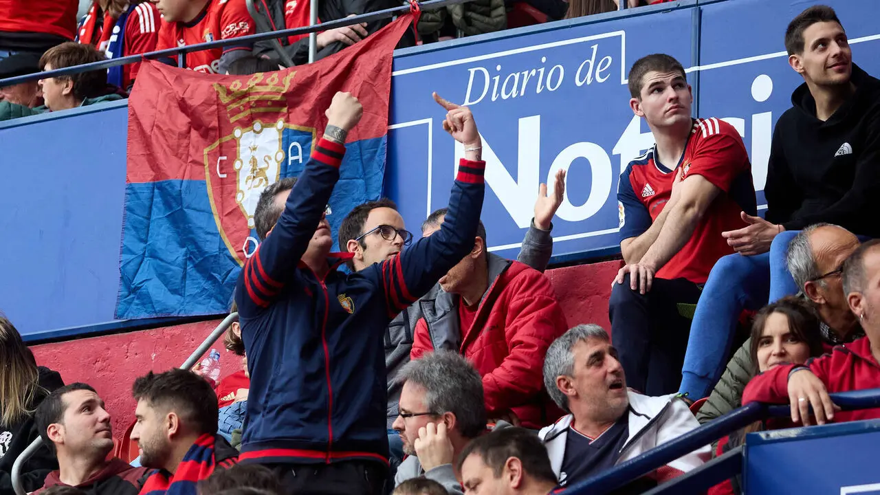 La grada del estadio de El Sadar durante el partido de La Liga EA Sports entre CA Osasuna y RCD Espanyol disputado en Pamplona. I&Ntilde;IGO ALZUGARAY