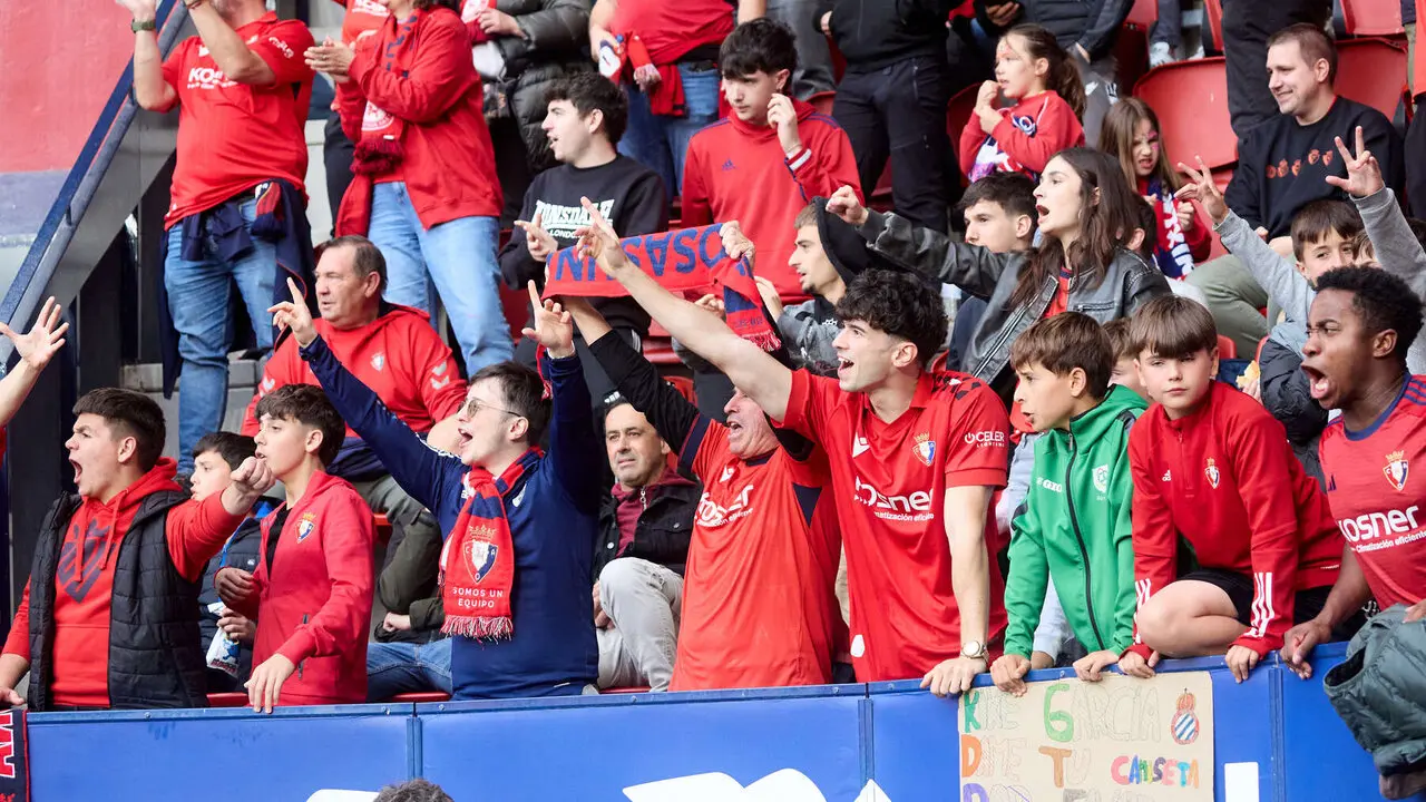 La grada del estadio de El Sadar durante el partido de La Liga EA Sports entre CA Osasuna y RCD Espanyol disputado en Pamplona. I&Ntilde;IGO ALZUGARAY