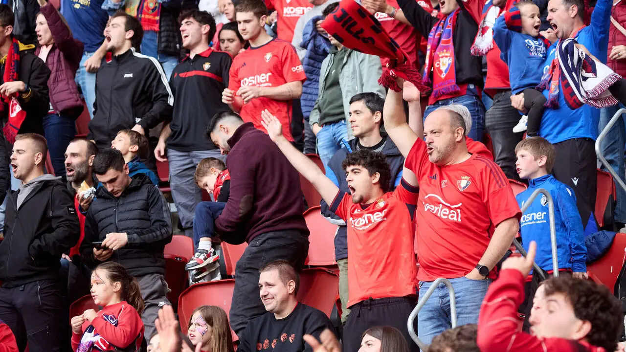 La grada del estadio de El Sadar durante el partido de La Liga EA Sports entre CA Osasuna y RCD Espanyol disputado en Pamplona. I&Ntilde;IGO ALZUGARAY
