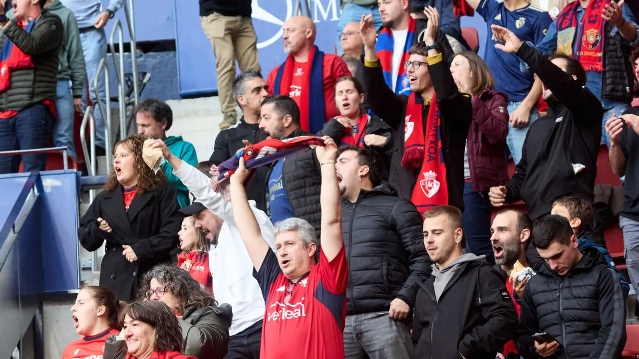 La grada del estadio de El Sadar durante el partido de La Liga EA Sports entre CA Osasuna y RCD Espanyol disputado en Pamplona. I&Ntilde;IGO ALZUGARAY
