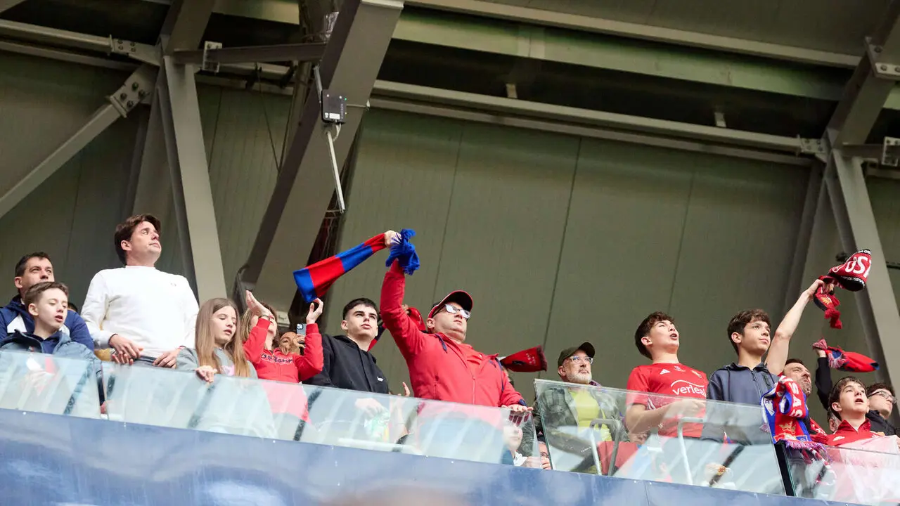 La grada del estadio de El Sadar durante el partido de La Liga EA Sports entre CA Osasuna y RCD Espanyol disputado en Pamplona. I&Ntilde;IGO ALZUGARAY