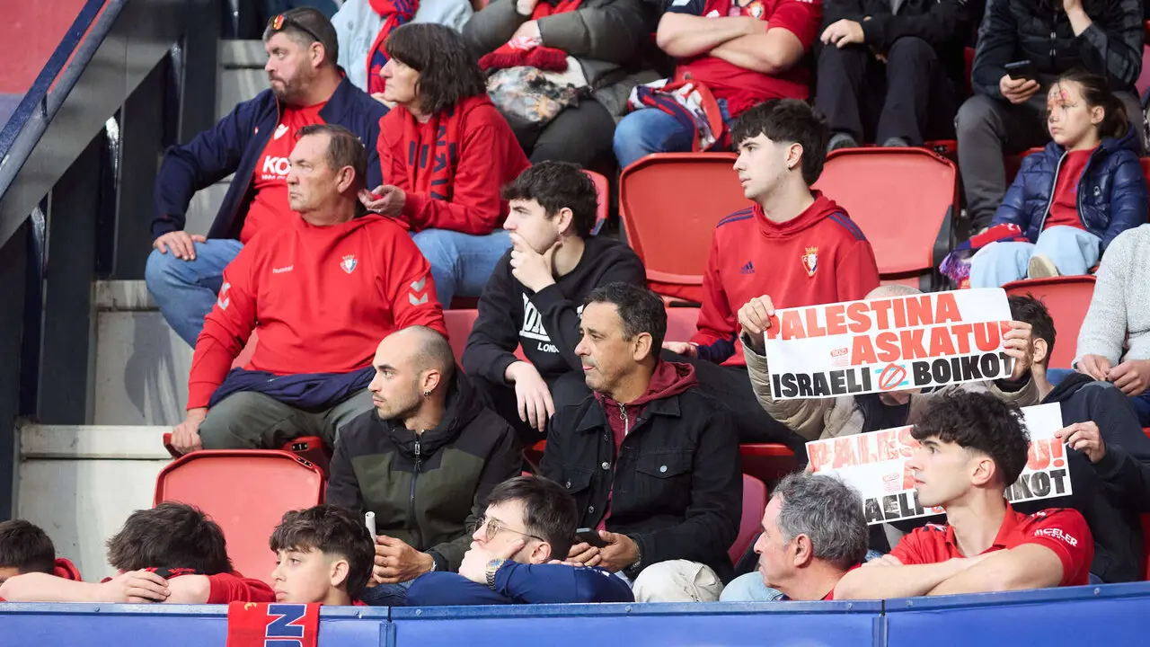 La grada del estadio de El Sadar durante el partido de La Liga EA Sports entre CA Osasuna y RCD Espanyol disputado en Pamplona. I&Ntilde;IGO ALZUGARAY