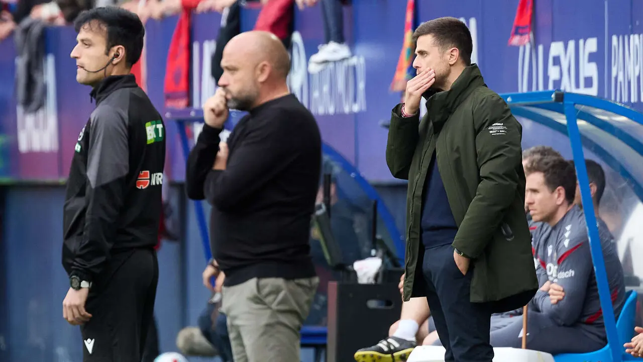 Alessio Lisci (entrenador CA Osasuna) durante el partido de La Liga EA Sports entre CA Osasuna y RCD Espanyol disputado en el estadio de El Sadar en Pamplona. I&Ntilde;IGO ALZUGARAY
