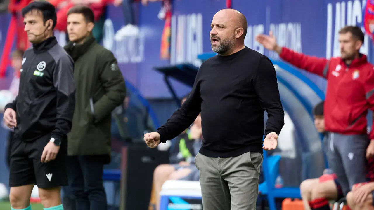 Manolo Gonz&aacute;lez (entrenador RCD Espanyol) durante el partido de La Liga EA Sports entre CA Osasuna y RCD Espanyol disputado en el estadio de El Sadar en Pamplona. I&Ntilde;IGO ALZUGARAY