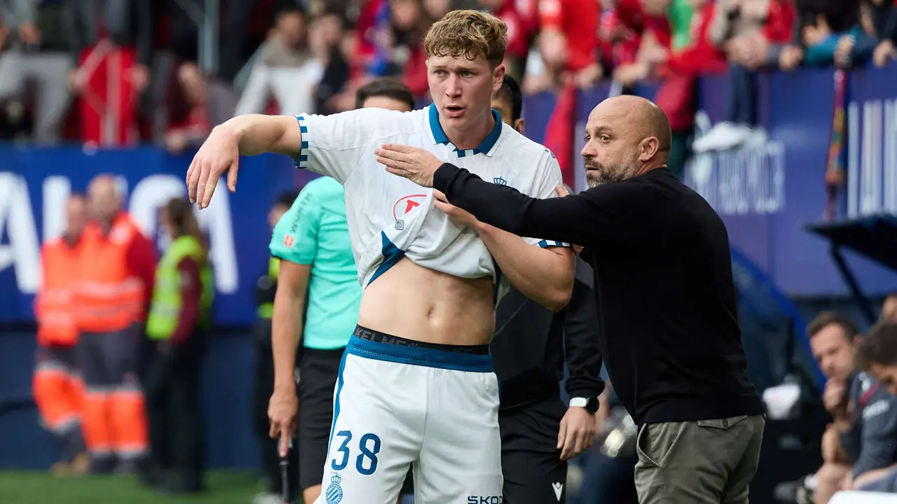 Clemens Riedel (38. RCD Espanyol) y Manolo Gonz&aacute;lez (entrenador RCD Espanyol) durante el partido de La Liga EA Sports entre CA Osasuna y RCD Espanyol disputado en el estadio de El Sadar en Pamplona. I&Ntilde;IGO ALZUGARAY