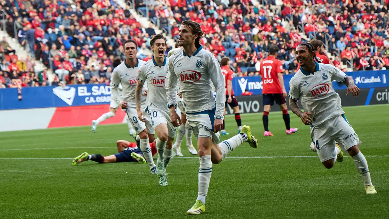 Los jugadores del RCD Espanyol celebran el gol de Carlos Romero (0-1) durante el partido de La Liga EA Sports entre CA Osasuna y RCD Espanyol disputado en el estadio de El Sadar en Pamplona. I&Ntilde;IGO ALZUGARAY