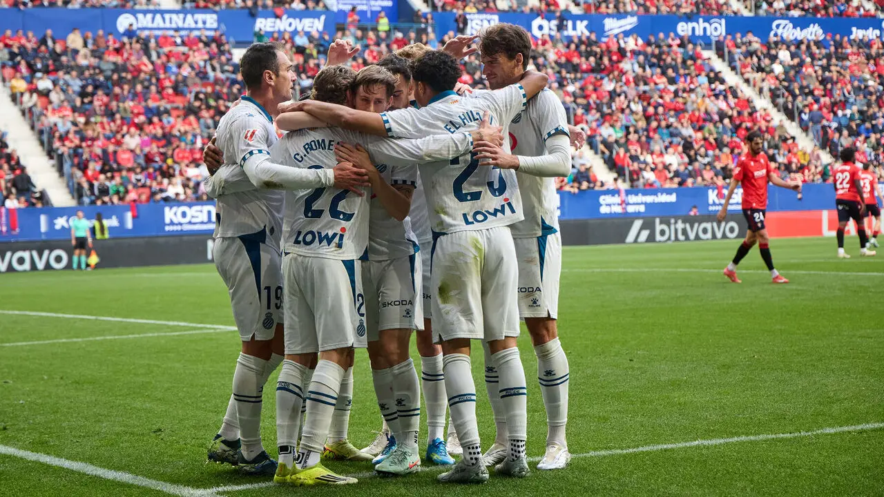 Los jugadores del RCD Espanyol celebran el gol de Carlos Romero (0-1) durante el partido de La Liga EA Sports entre CA Osasuna y RCD Espanyol disputado en el estadio de El Sadar en Pamplona. I&Ntilde;IGO ALZUGARAY