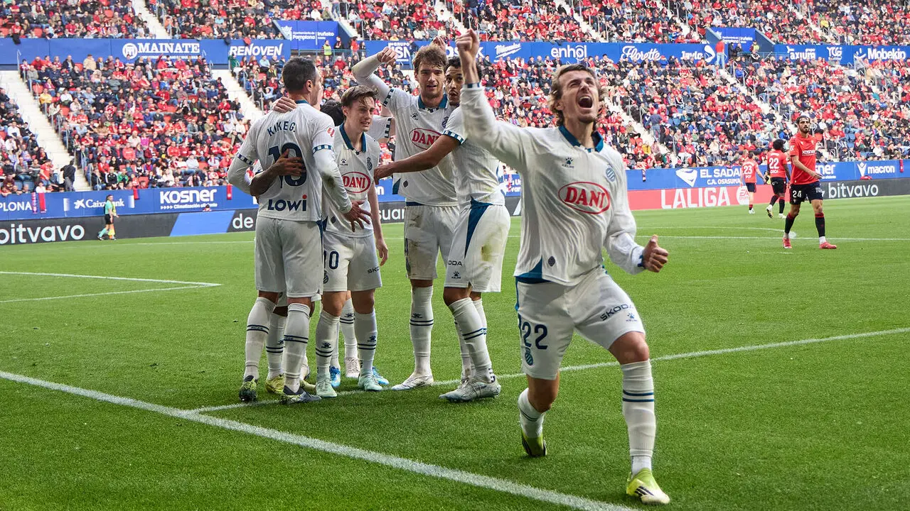 Los jugadores del RCD Espanyol celebran el gol de Carlos Romero (0-1) durante el partido de La Liga EA Sports entre CA Osasuna y RCD Espanyol disputado en el estadio de El Sadar en Pamplona. I&Ntilde;IGO ALZUGARAY