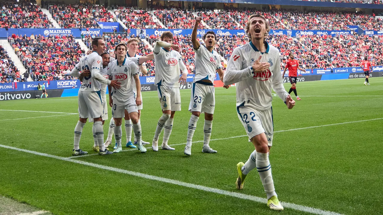Los jugadores del RCD Espanyol celebran el gol de Carlos Romero (0-1) durante el partido de La Liga EA Sports entre CA Osasuna y RCD Espanyol disputado en el estadio de El Sadar en Pamplona. I&Ntilde;IGO ALZUGARAY
