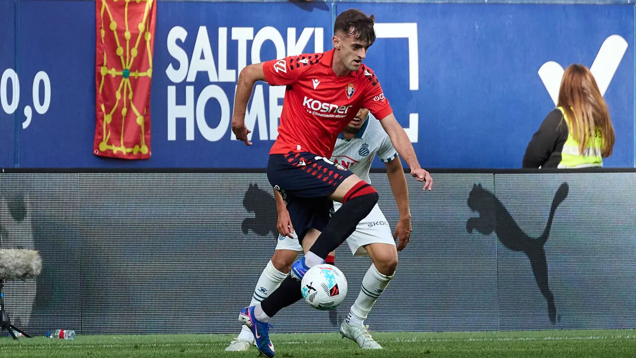 Aimar Oroz (10. CA Osasuna) durante el partido de La Liga EA Sports entre CA Osasuna y RCD Espanyol disputado en el estadio de El Sadar en Pamplona. I&Ntilde;IGO ALZUGARAY