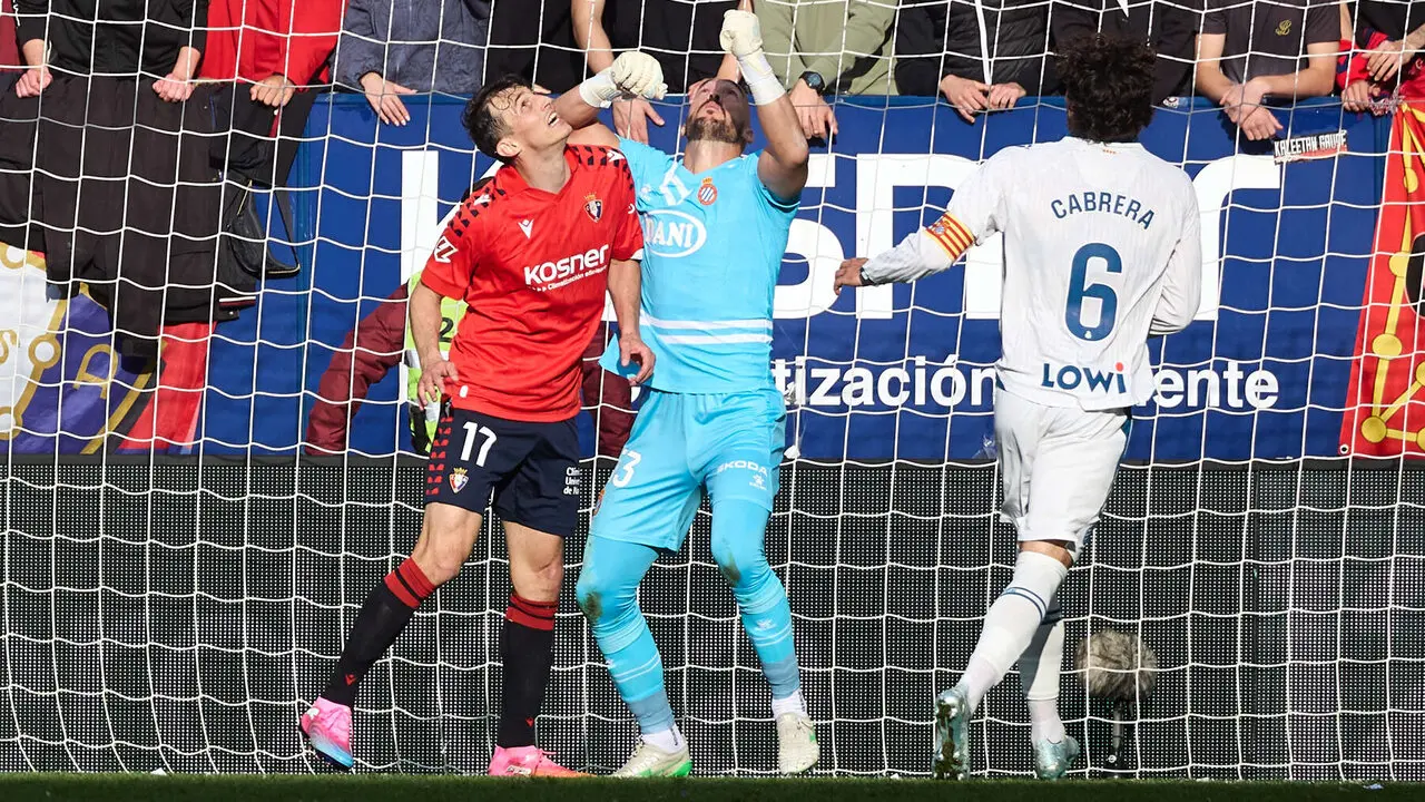 Ante Budimir (17. CA Osasuna), Marko Dmitrovic (13. RCD Espanyol) y Leandro Cabrera (6. RCD Espanyol) durante el partido de La Liga EA Sports entre CA Osasuna y RCD Espanyol disputado en el estadio de El Sadar en Pamplona. I&Ntilde;IGO ALZUGARAY