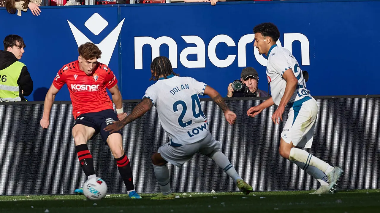 V&iacute;ctor Mu&ntilde;oz (21. CA Osasuna), Tyrhys Dolan (24. RCD Espanyol) y Omar El Hilali (23. RCD Espanyol) durante el partido de La Liga EA Sports entre CA Osasuna y RCD Espanyol disputado en el estadio de El Sadar en Pamplona. I&Ntilde;IGO ALZUGARAY