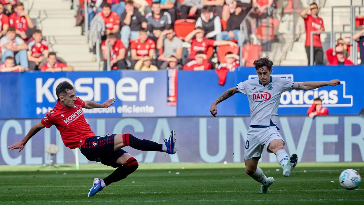 Aimar Oroz (10. CA Osasuna) y Pol Lozano (10. RCD Espanyol) durante el partido de La Liga EA Sports entre CA Osasuna y RCD Espanyol disputado en el estadio de El Sadar en Pamplona. I&Ntilde;IGO ALZUGARAY