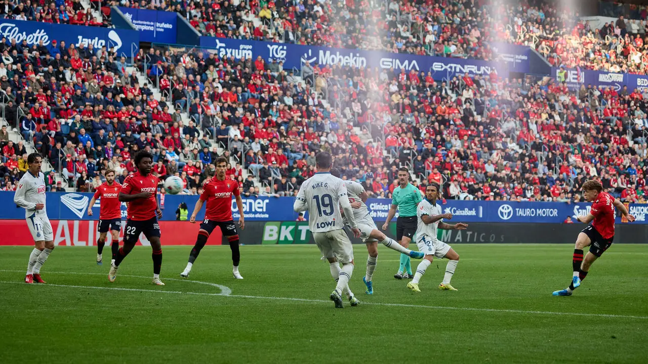 Los jugadores de Osasuna celebran el gol de V&iacute;ctor Mu&ntilde;oz (1-1) durante el partido de La Liga EA Sports entre CA Osasuna y RCD Espanyol disputado en el estadio de El Sadar en Pamplona. I&Ntilde;IGO ALZUGARAY