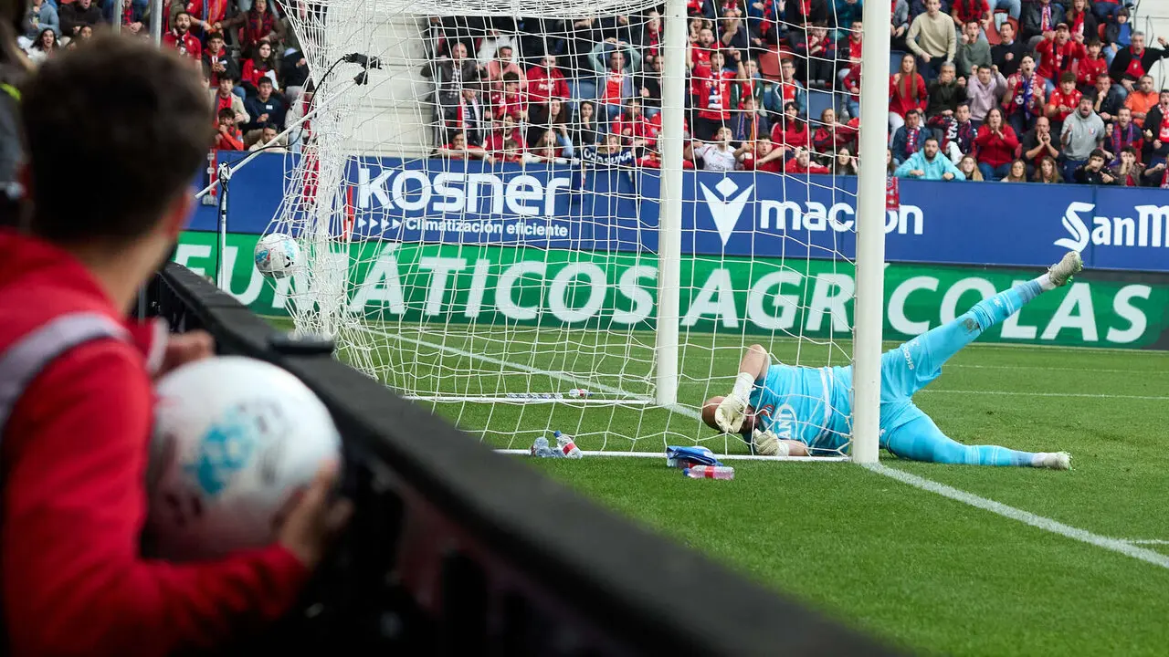 Los jugadores de Osasuna celebran el gol de V&iacute;ctor Mu&ntilde;oz (1-1) durante el partido de La Liga EA Sports entre CA Osasuna y RCD Espanyol disputado en el estadio de El Sadar en Pamplona. I&Ntilde;IGO ALZUGARAY