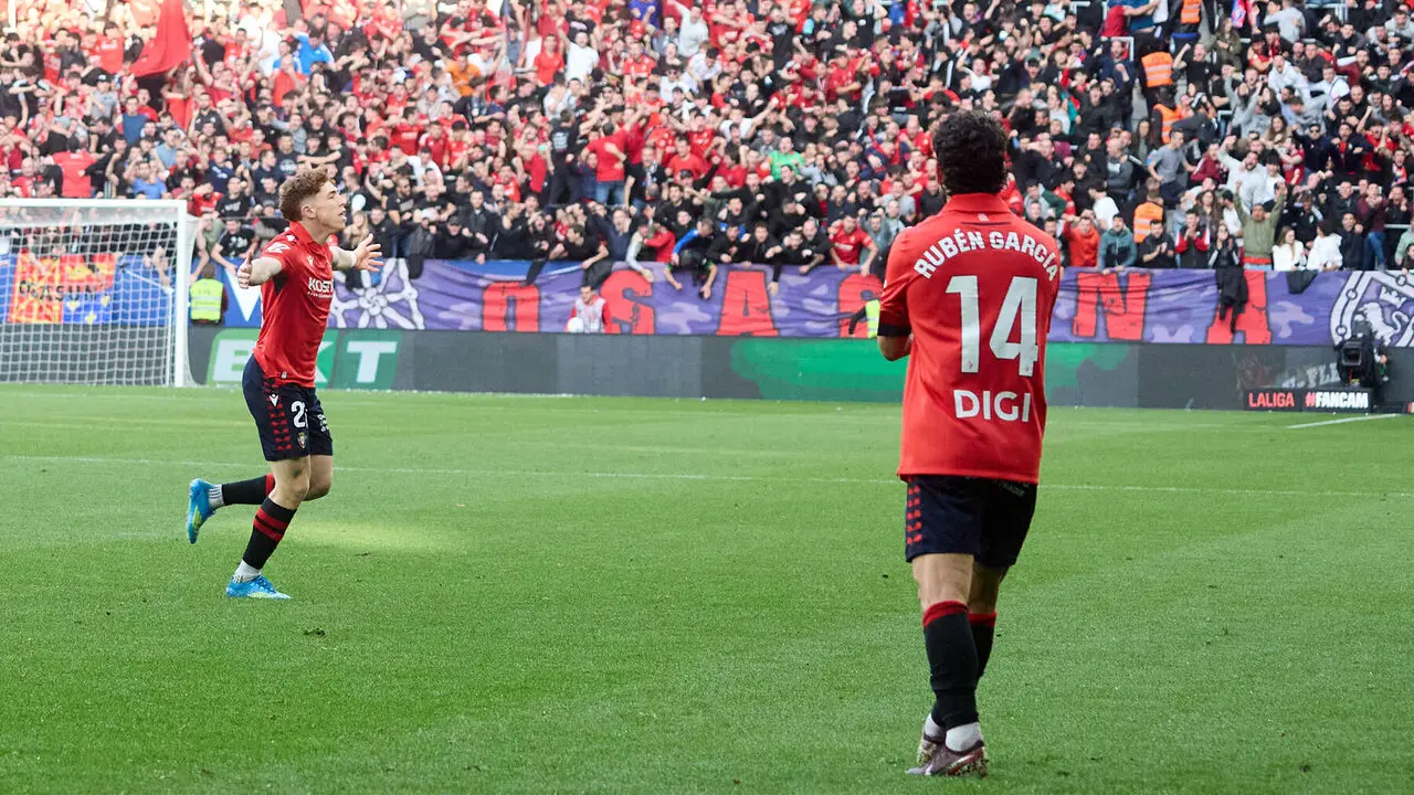 Los jugadores de Osasuna celebran el gol de V&iacute;ctor Mu&ntilde;oz (1-1) durante el partido de La Liga EA Sports entre CA Osasuna y RCD Espanyol disputado en el estadio de El Sadar en Pamplona. I&Ntilde;IGO ALZUGARAY