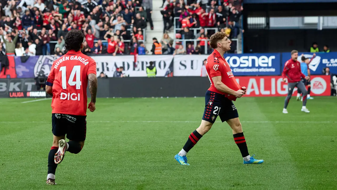Los jugadores de Osasuna celebran el gol de V&iacute;ctor Mu&ntilde;oz (1-1) durante el partido de La Liga EA Sports entre CA Osasuna y RCD Espanyol disputado en el estadio de El Sadar en Pamplona. I&Ntilde;IGO ALZUGARAY